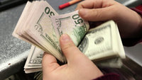 Украинские трудовые мигранты за год перечислили домой $9 млрд