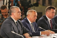 Аксенов призвал упростить трудоустройство украинцев в Крыму