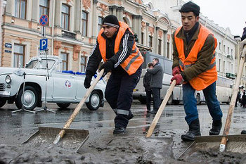 ВЦ?ОМ: россияне стали спокойнее относиться к мигрантам в сфере ЖКХ