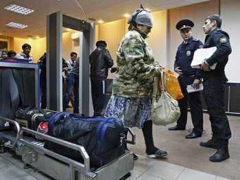 Правозащитники: Мигрантов массово изгоняют из России