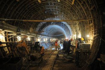 Мигрантам, строящим метро в Москве, задерживают зарплату