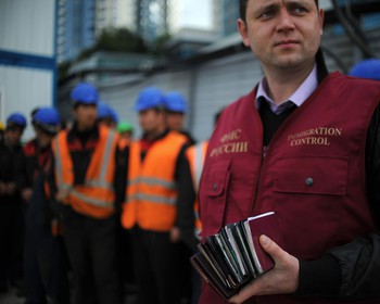 Двойное налогооблажение выгоняет мигрантов из Москвы