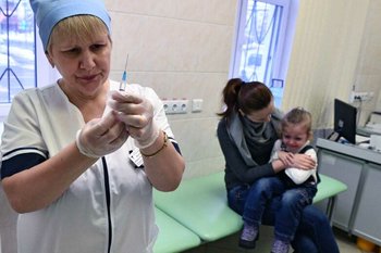 Мигрантов привьют от кори